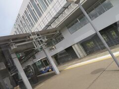 上越妙高駅１１時１１分着。
右側は立派な新幹線の駅舎。
北陸新幹線との乗り換え客が少なからずあります。
