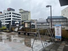 飯坂温泉駅前。
写真スポットもあるけど、雨だし～～～