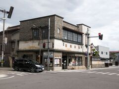 若喜商店
味噌・醤油を醸造し、販売している。
若喜商店縞柿の蔵座敷から中がつながっている
