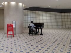 金沢駅前の地下道
なにもない空間にストリートピアノがあり、見知らぬおじさんが一生懸命弾いていました
このピアノ、上のバスターミナルに思いっきり響いてました笑
