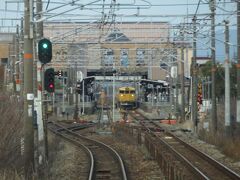 2022.03.28　新見ゆき普通列車車内
６～７両の編成の国鉄形電車と頻繁にすれちがう岡山都市圏の朝ラッシュ。