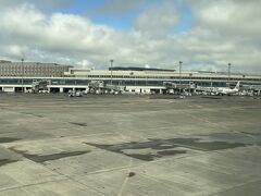 定刻10分前に新千歳空港到着。
雲の合間から青空も見えます。