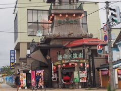 小樽出抜小路 火の見櫓
飲食店を中心に20店舗が集まった広場だそうです。