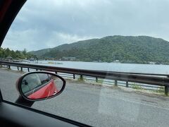 中禅寺湖を横目に♪
晴れてたらもっと気もちいいんだけどな～