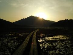 燧ケ岳の背後から朝日が昇り始める。