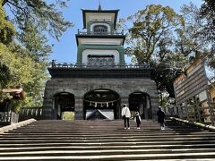 尾山神社。
神門がとてもかっこいいです！