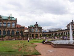 ツヴィンガー宮殿は、アウグスト強王が建築家ペッペルマンに命じて庭を囲む３棟を建設させ1728年に完成、ドイツ・バロック建築の最高傑作といわれてます。