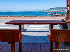 高松港 食のテラスは、港を見張らず天幕付きのテーブルとベンチです。持ち込みのお弁当を食べていたらどうなるか分かりませんが、座って海を見ているには快適な場所でした。