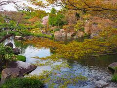 敷地内にある大きな池は、瀬戸内海を表現しているのだそう。