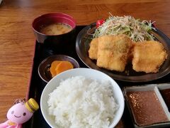 昼ごはんは比田勝に戻って、穴子フライ定食を。
対馬の穴子は名物の1つです。タレが2種類あります。