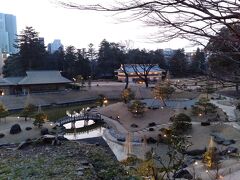 お次は金沢城公園のライトアップを見に、石川門口までバス移動。
公園を抜けて、玉泉院丸庭園まで散歩。