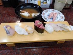 最終日の朝食は近江市場。
朝からお寿司～ (*ﾟ∀ﾟ)=3

石川県観光物産館で10時から和菓子作りの予定なので、8時頃に行きました。
開いてるお寿司屋さんは、少なめです

￥2310　のどぐろ食べくらべ＋カニ

朝から、贅沢に☆
うまうまっです (*´﹃｀*)