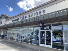 TOMMY HILFIGER
アウトレットだけあって50%オフとかやってます。