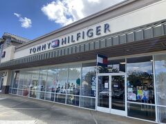 TOMMY HILFIGER
アウトレットだけあって50%オフとかやってます。