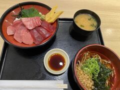 帰り…

清水の魚広場みたいの寄ってみたけど朝ごはんがっつり食べてしまったし、
買いたいものも特になくスルー。
で、結局帰ることになったのですが、SAで見かけたマグロ丼を見つけ
食べることに。だったらそっちで食べたかったね。

ドライバーズ・スポット 天神屋っていうのがあり覗いてみると静岡おでんが！
すっごく好きなのでテイクアウトしました。

おわり

