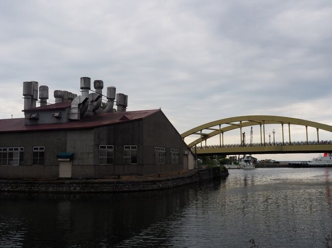 小樽港縦貫線の旭橋が見えます。<br />手前の工場は北海製罐㈱ 小樽工場。7:30に突然、予鈴のサイレンが鳴ってびっくりしました。