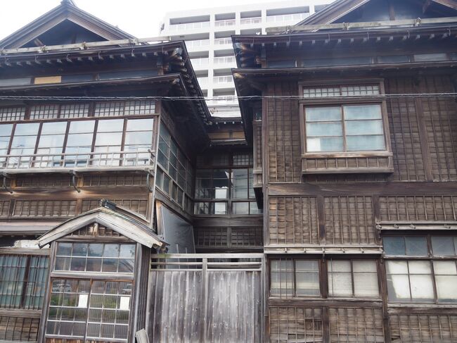 1880年（明治13年）、小樽手宮ー札幌間に石炭輸送を目的とした鉄道が開通し、石炭や木材、海産物の缶詰などが小樽から大量に積み出されるようになります。小樽港が取り扱う荷量が多くなったため、沖合いで艀を使った荷揚げから艀が倉庫の近くまで直接行けるよう小樽運河が建設され、1923年（大正12年）に完成します。<br /><br />当時の賑わいを彷彿させる古い旅館風の建物も残っています。