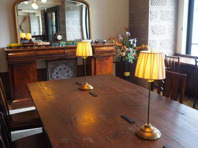 ホテルのロビーでいただきます。満足。