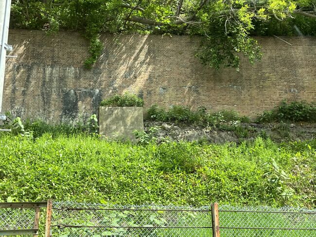 旧手宮鉄道施設　擁壁　国指定重要文化財<br />小樽市総合博物館の傍に、1912年（明治45年）に使用開始された石炭船積みのための高架桟橋に至る線路の路盤を支えたレンガ積み（イギリス積み）の壁が残っています。