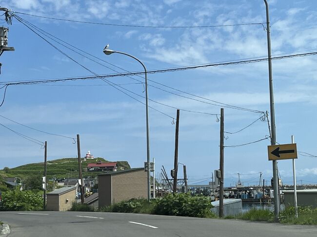 小樽海岸公園線を北上、祝津漁港付近。<br />鰊御殿が見えてきます。