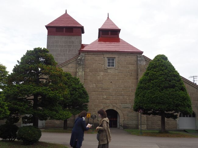 定時きっかりにガイドツアーが始まります。<br />まず乾燥棟の見学。