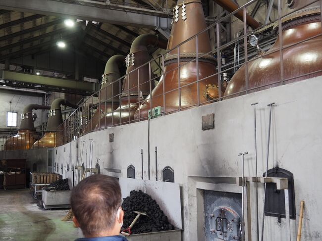 ポットスチル<br />手前の４基が１次蒸留用。