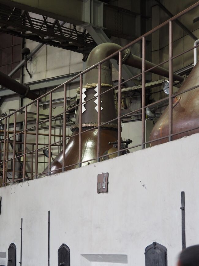 間の小さなポットスチルは創業当初からのもの。朝ドラ「マッサン」にも登場しました。