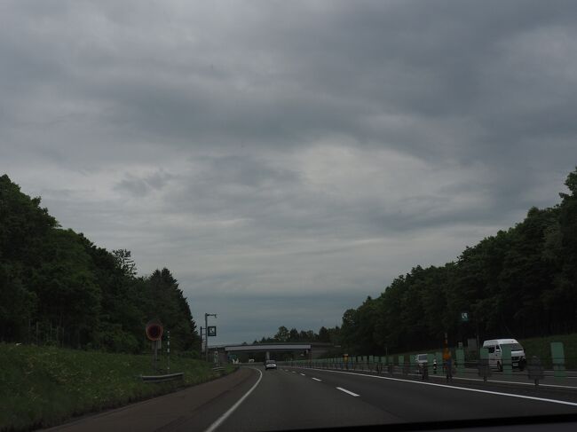 怪しい雲行き、雨がポツポツ降り出しました。ここまで２日間、降らなくてラッキーでした。