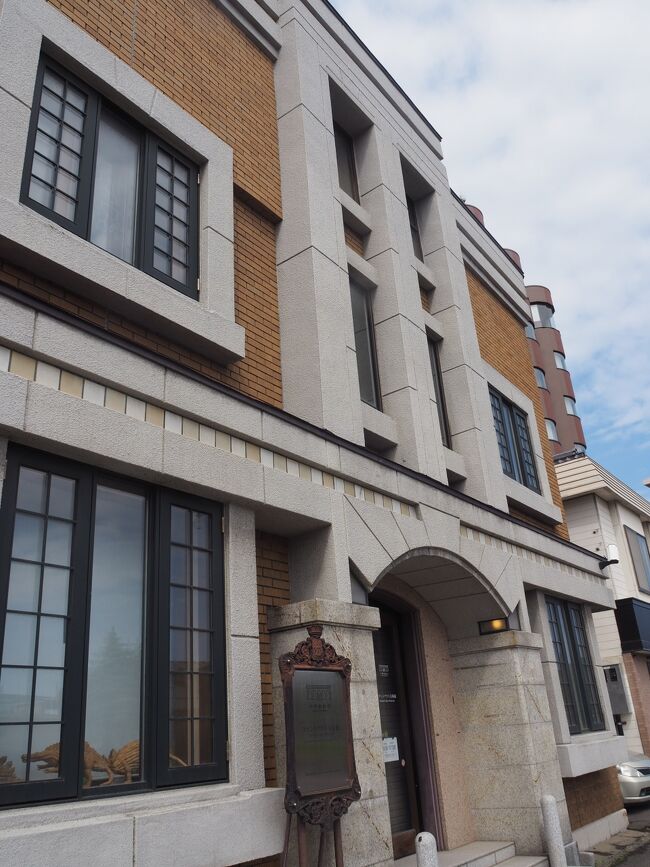 旧荒田商会　1935年（昭和10年）築<br /><br />明治末期から大正、昭和初期にかけて繁栄を謳歌し、その後衰退した小樽は街全体が博物館のようで、非常に興味深いものであると同時に哀愁を感じさせます。