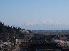 湯田川温泉の珠玉やで
気持ちよく目覚めるとお部屋の窓から鳥海山がばーんと見えました。