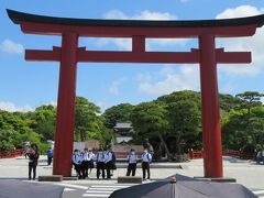 三の鳥居を通って鶴岡八幡宮境内へ。
修学旅行生らしい中高生がたくさん来てました。