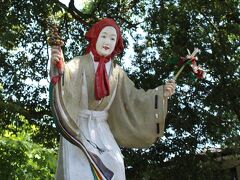 天岩戸神社・東本宮は参道の入口に「鈿女の舞」の動く人形が飾られている。