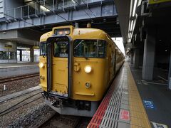 岡山駅６時9分発の瀬戸大橋線・児島行きの普通列車に乗り込みます。