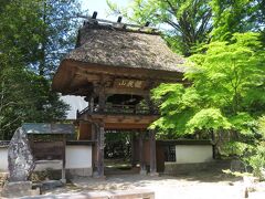 佛山寺。茅葺き屋根の山門の雰囲気がよい。