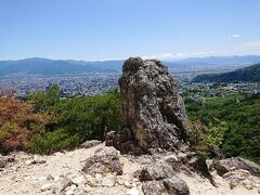 急な岩場の登山道を抜けると、一気に開けました。
上杉謙信物見岩です。
霊山寺から15分ほどで到着です。