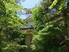 大峰城（山頂）到着です。
案内板だと1時間かかると書いていましたが、50分で来れました。
長野に来てだいぶ脚力がついてきたかも。
大峰城は上杉方の山城ですが、この天守閣は全く関係がない、昭和30年代に造られた観光スポットです。
今は入れません。
廃墟というほどはくたびれてはいませんが、廃墟になるんだろうなぁ。
この上からなら眺めはよさそうなのに残念。