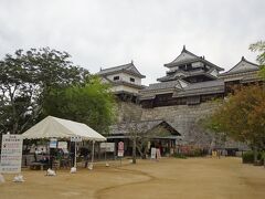 さて、検温して消毒して　いざ天守へ