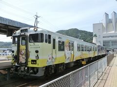 【境港駅】
あっという間に境港駅に到着。
こなきじじい列車の後ろには砂かけばばあ列車がついていました。
横も含め、どれも強烈なデザインです。