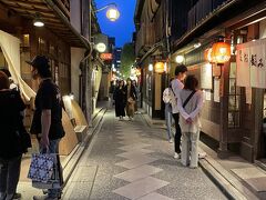 八坂神社を抜けて河原町に戻ってきました。夜は先斗町でいただきます。先斗町通りは京都らしい風情があっていいですねー☆