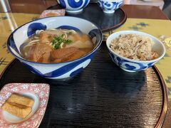 食べてばかりですが、さっそく１２時近くになったので昼食へ。

２月の旅行で食べれなかった「んまやー」にて。ソーキそば、とても美味しかったです。

外は強い雨なので、店の外観の写真は撮れませんでした。