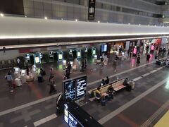 羽田空港に到着。

　いつものようにJAL便で熊本に行くので、1タミです。

　朝イチなのでかわかりませんが、空いてました（コロナ前だと、朝イチでも混んでましたが…）。

　ちなみに、羽田空港、搭乗手続きの開始時間は5時15分からです（ANAはわかりません…）。

　保安検査場を抜けたら、