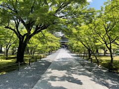 南禅寺三門前から南禅寺本殿を眺めます。時間がないから次回かな？と後ろ髪引かれながらも駅に向かいます。