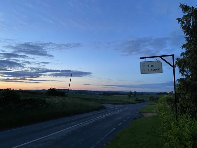 コテージに戻りました。景色が素敵。<br />午後11時前の風景。<br />パジャマで写真を撮りに来たら、ファームのオーナーのおじさんはまだ忙しくお仕事中でした。日が長いイギリス、夏の間はファームの仕事、ほんとに朝から晩まで忙しそうです。