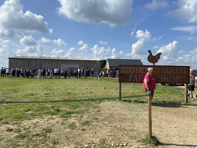 翌日はファームショップへ。平日朝でしたが、すごい行列。