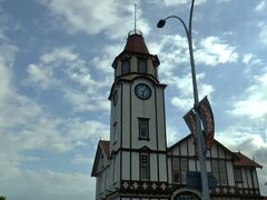 ロトルア市内に午後６時１０分頃に戻る。フェントン・ストリートとアラワ・ストリートの角に写真の時計塔がある。私が行った時にはシンプリィ・ニュージーランドが入っていたが、今はアイ・サイトになっているようだ。