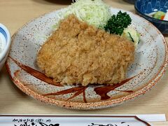 御徒町周辺には食べたいとんかつ屋さんが何件かある。その中でミシュラン掲載店のとん八亭へ。
どちらかというとサクサクで口の中切れる位の衣好きな私はこの白いとんかつはどうなのかな…と思っていたけど、柔らかくてうま～！ヒレかつとロースどちらも頂いたけど、どちらも美味しくて両方食べるのが正解w
