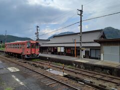 出雲横田駅に到着。反対方向の列車と行き違いします。
