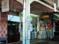 ラーメンと蔵の町「喜多方」に着きました。

■喜多方駅
・1904年（明治37）開業。（会津若松～喜多方駅間）
・1910年（明治43）喜多方～山都駅間が延伸開業。
・1914年（大正３） 野沢～津川駅間の延伸開業により磐越西線が全通。　　　　　　　　
・1938年（昭和13）日中線開業 。（喜多方～熱塩駅間）
・1984年（昭和59）日中線廃止。
・2017年（平成29）業務委託駅となる。

●日中線
喜多方駅を起点とし熱塩駅を結ぶ路線。［５駅・11.6km］
開業当初は１日６往復の運行でしたが、1958年（昭和33）のダイヤ改正で、朝1往復、夕方1往復と夜1往復の計3往復に削減、日中は列車の運行がなく、廃止までこの運行形態が続きました。