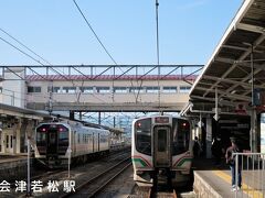 16:16　会津若松駅に着きました。（野沢駅から56分）
E721系（画像右）とGV-E400系のツーショットを一枚。
この旅行での乗り鉄は終わりました。改札口へ向かいます。