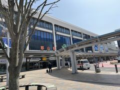 地震の影響で東北新幹線の一部区間が運休していたので、郡山駅でやむなく下車。東北本線に乗り換えて、ココからは福島駅までのんびりとローカル線の旅。
郡山駅は初上陸ながら、東京から思ってたよりも近かった。